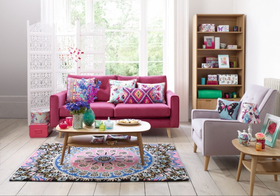 Розовый диван в интерьере кухни