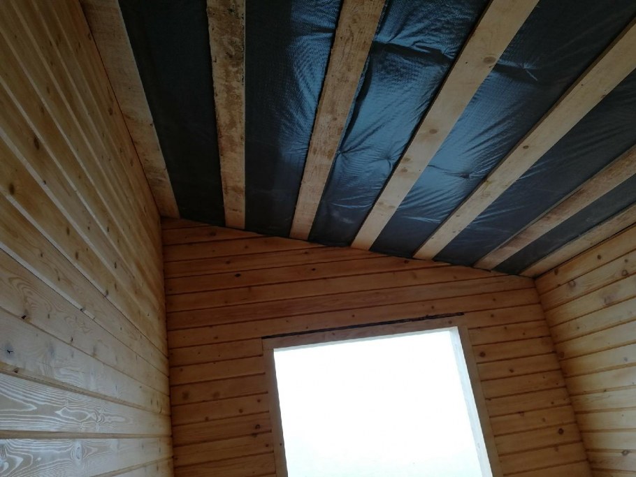 Отделка потолка на даче