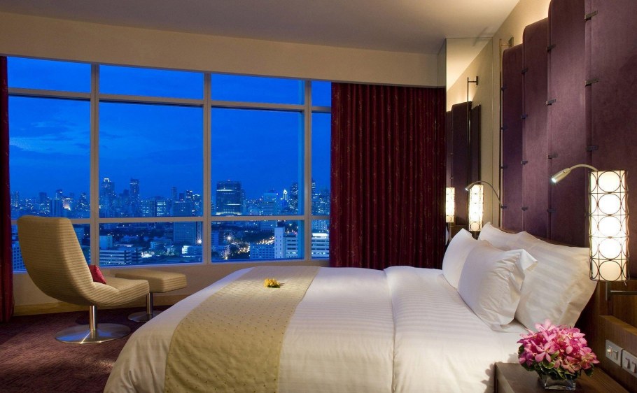 Кровать в темноте