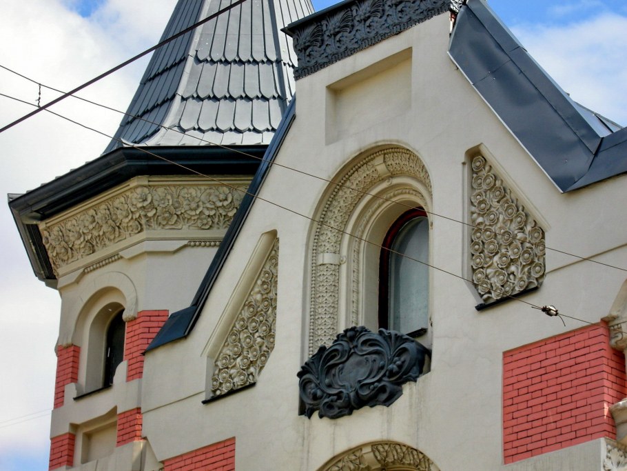 Дом Зингера статуи в Санкт-Петербурге