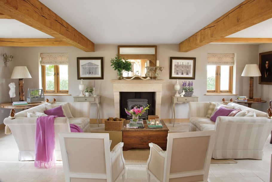 Комнаты с камином и балками на потолке фото