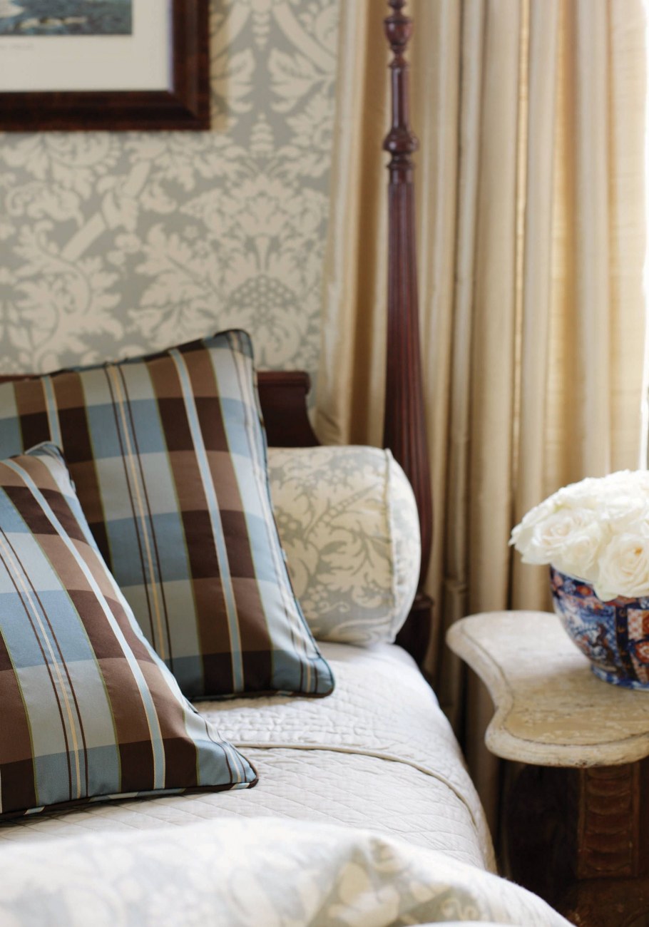 Подушки в цвет штор