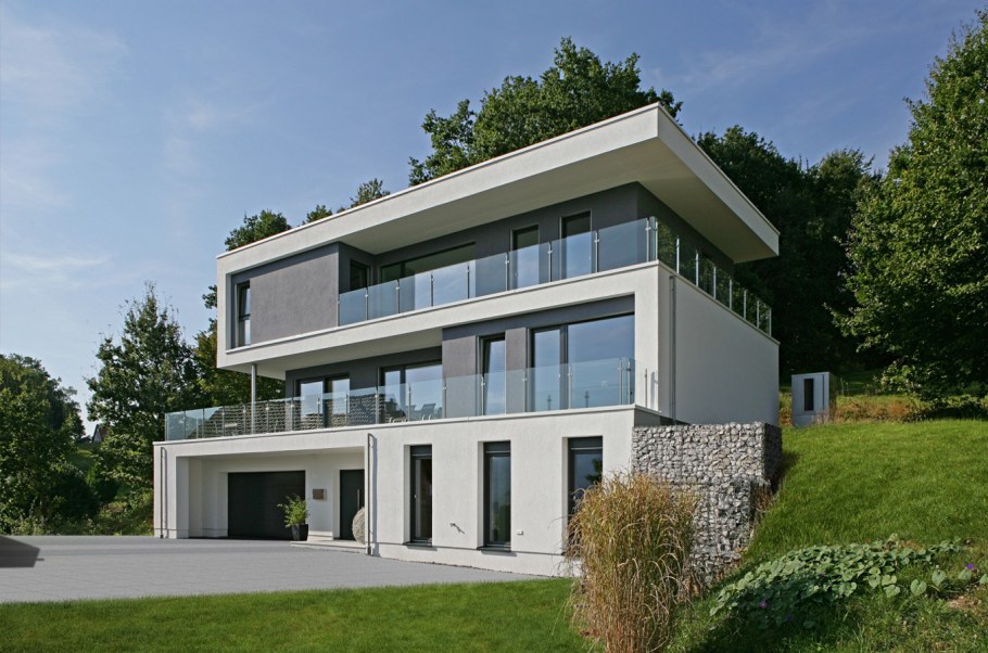 Фасад здания с плоской крышей