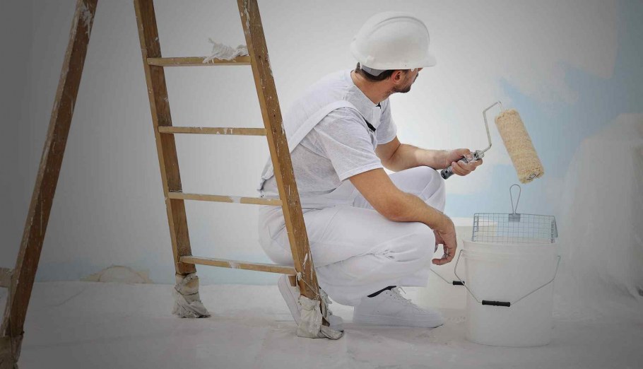 Отделка стены деревом в гостиной