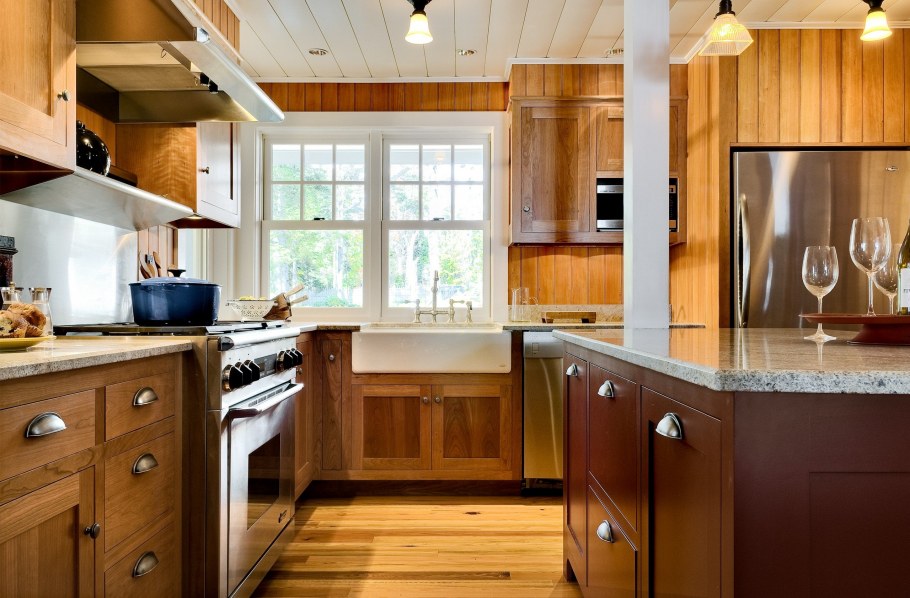 Отделка кухни деревом