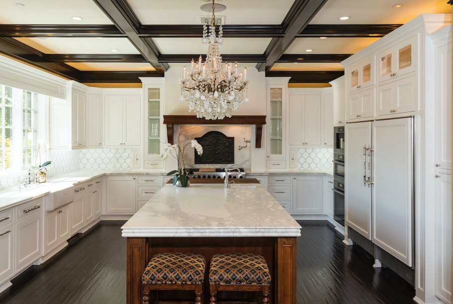 П-образная кухня с островом