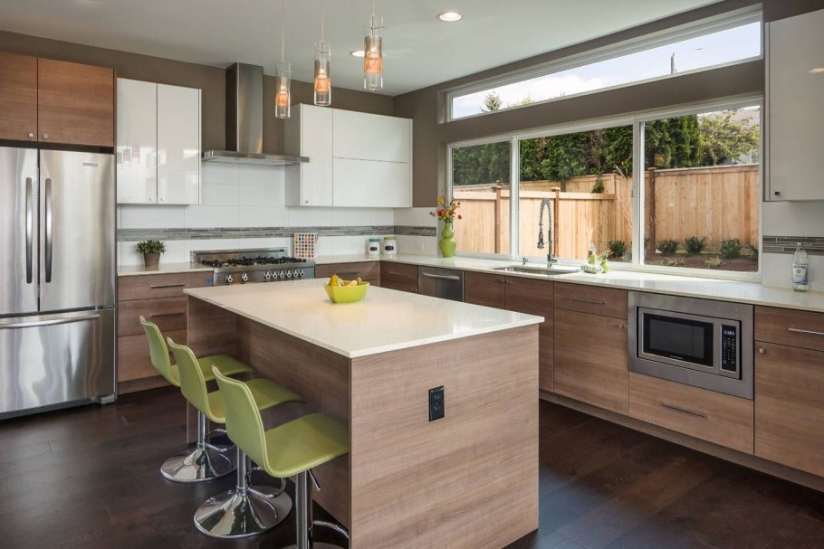 Планировка кухни с большим окном