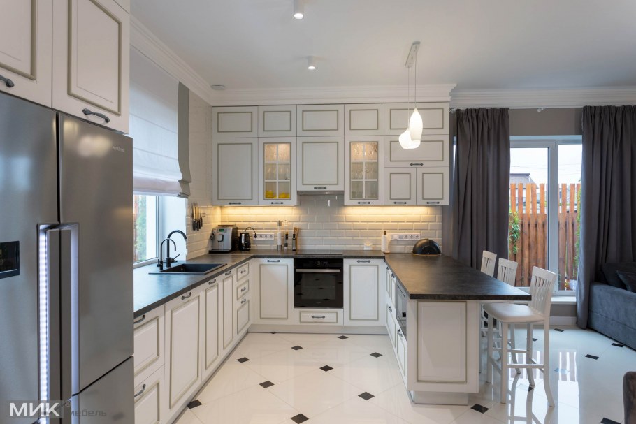 Кухня с барной стойкой у окна Неоклассика