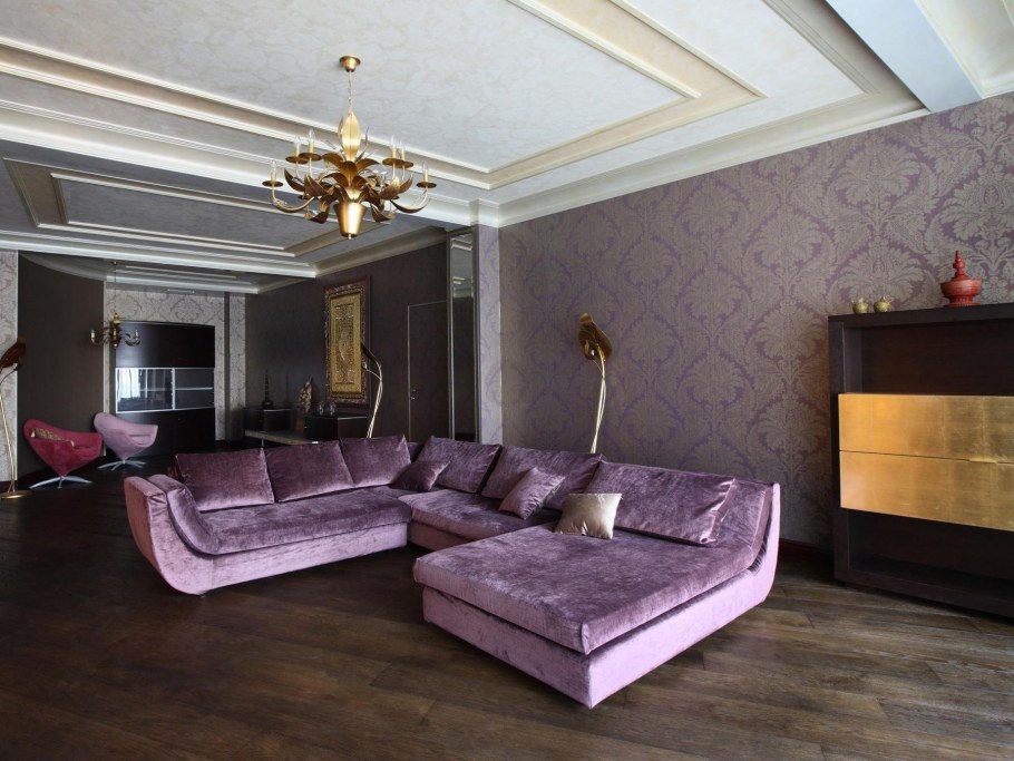 Фиолетовый диван в гостиной
