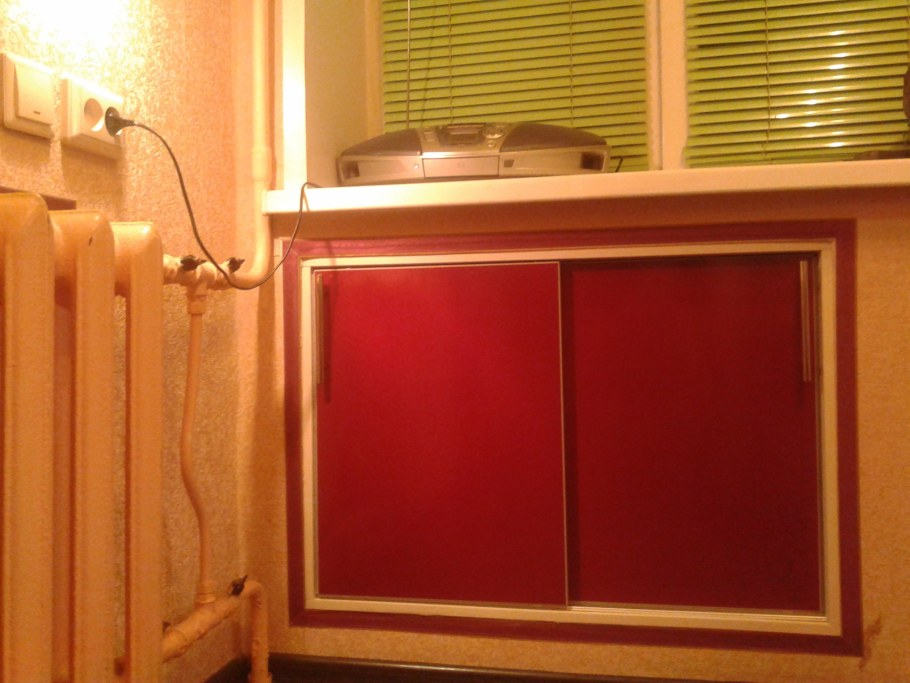 Кухонные ящики под окном