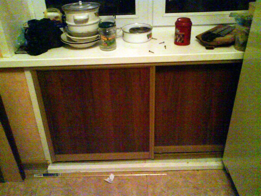 Шкаф под окном на кухне