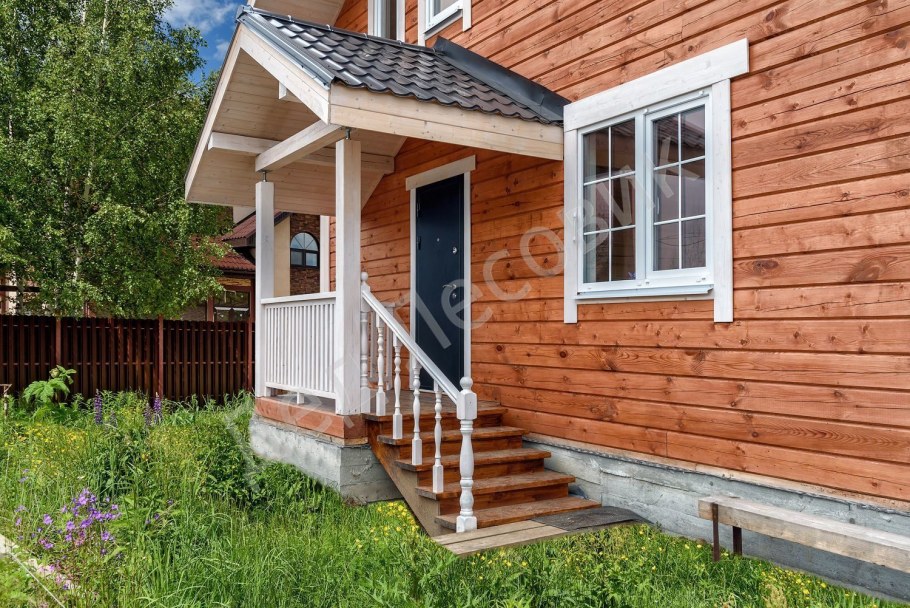 Крыльцо в доме из бруса