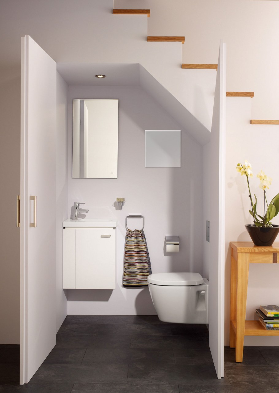 Унитаз под лестницей