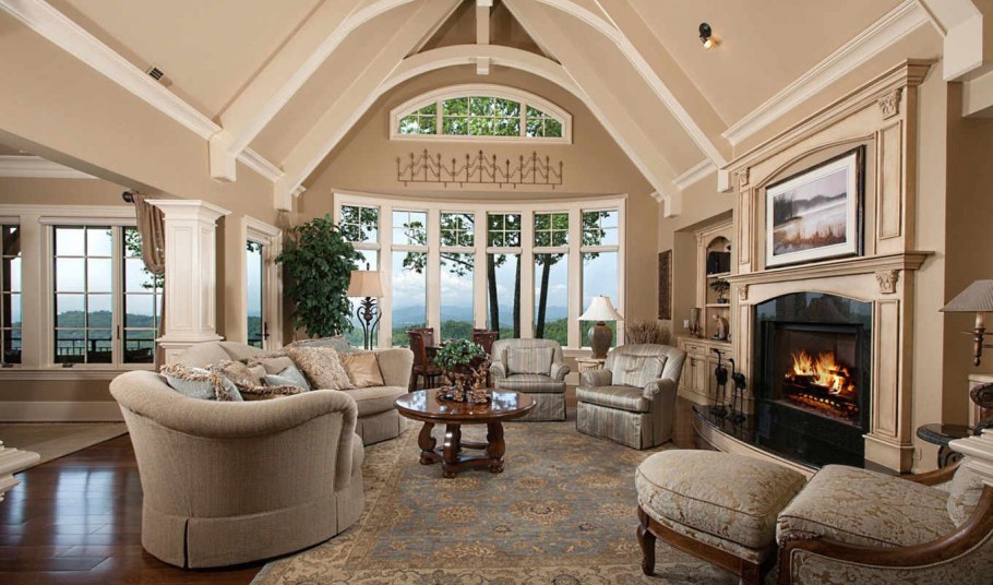 Гостиная в коттедже с камином