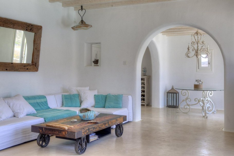 Средиземноморский дизайн розетки в интерьере