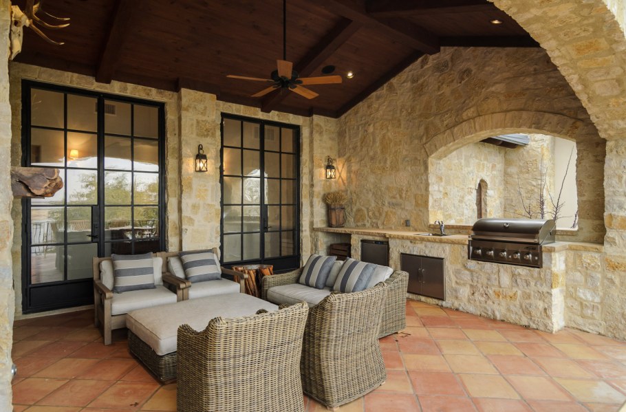 Камень в средиземноморском интерьере