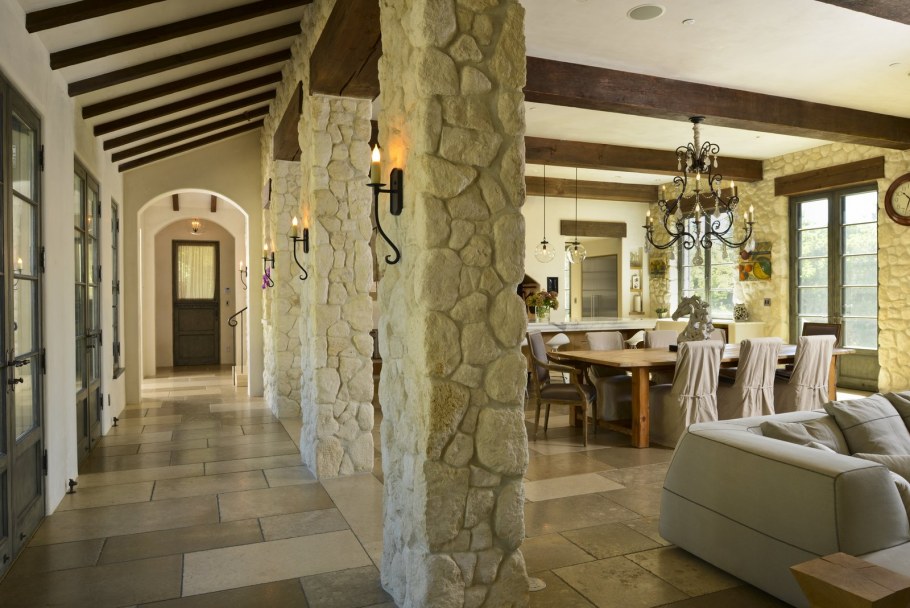 Спальня с камнем в декоре