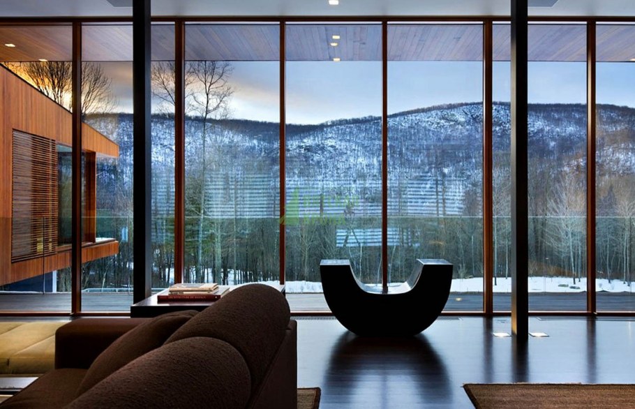 Одноэтажный дом из стекла