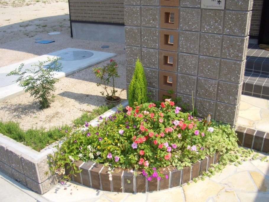 Клумба из бревна