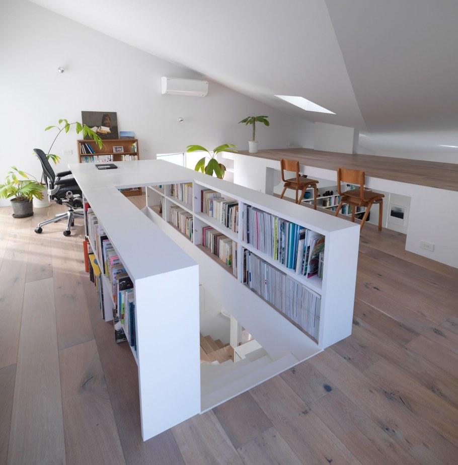 Дизайн мансардной комнаты две кровати