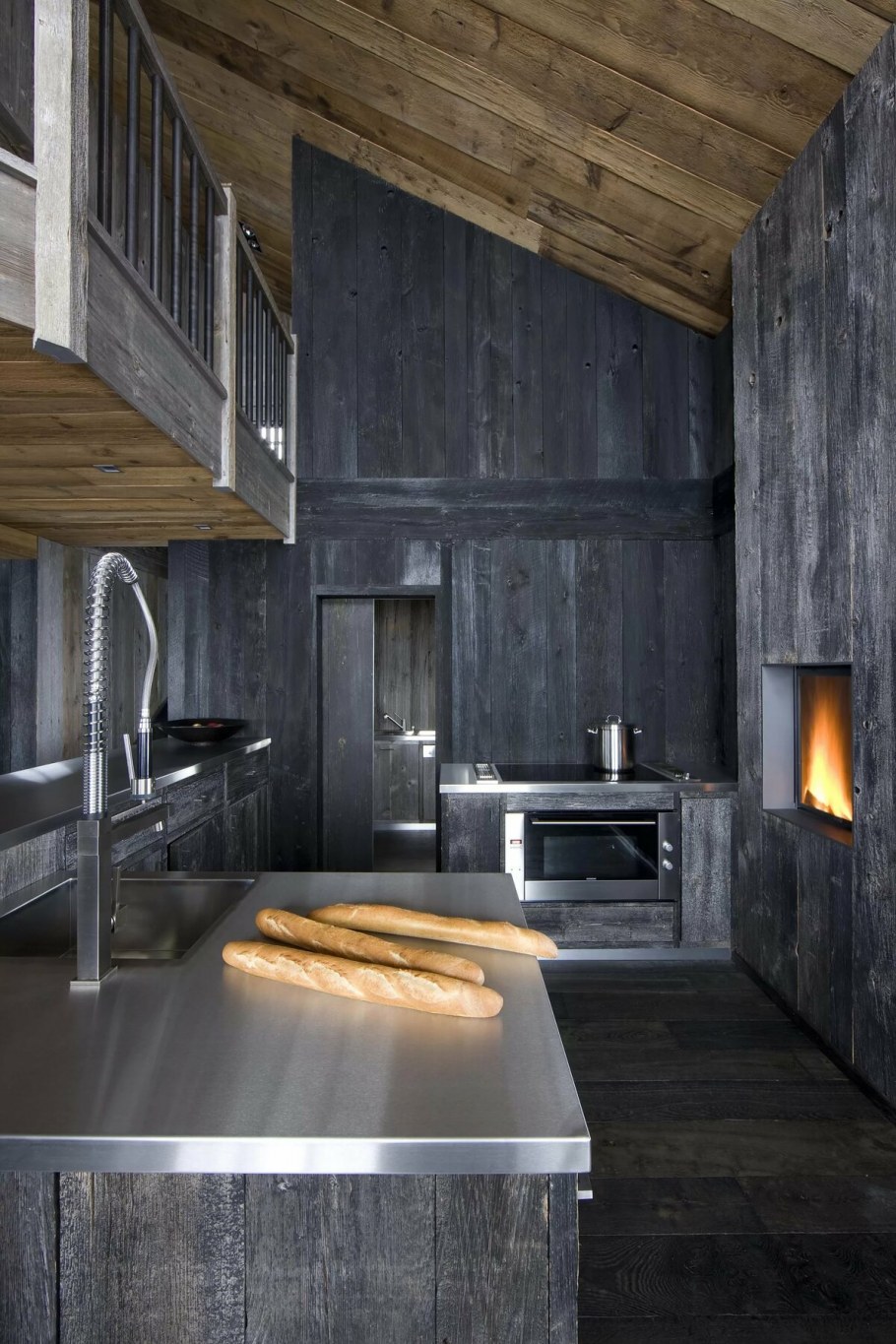 Обожженное дерево в интерьере