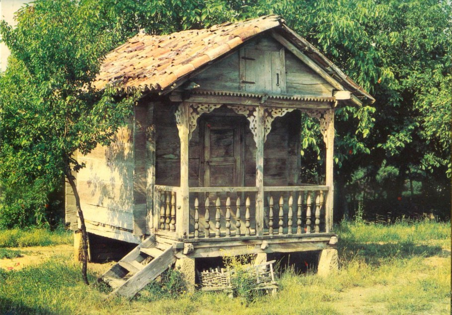 Старая деревянная беседка