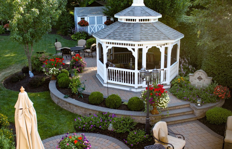 Белые беседки на участке