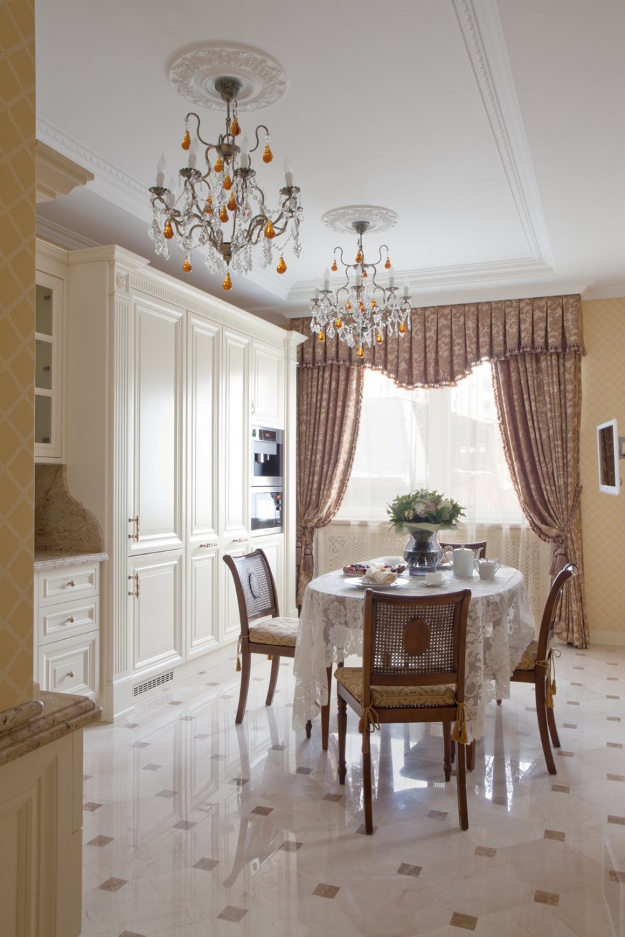 Кухня гостиная в классическом стиле в светлых тонах