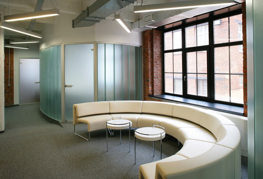 Полукруглый диван в интерьере