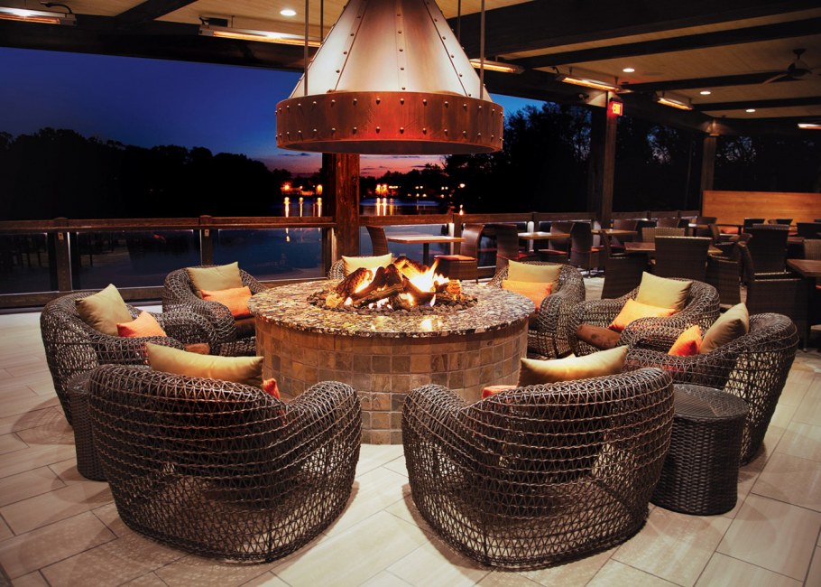 Азиатское кафе с костром в столе