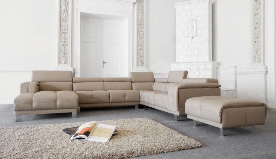 Светлый бежевый кожаный диван