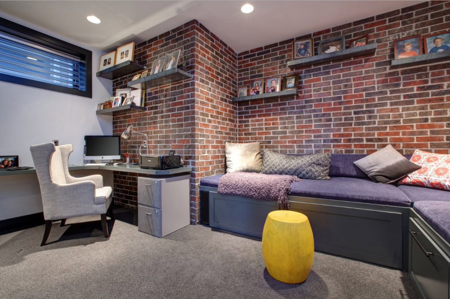 Комната с кирпичной стеной