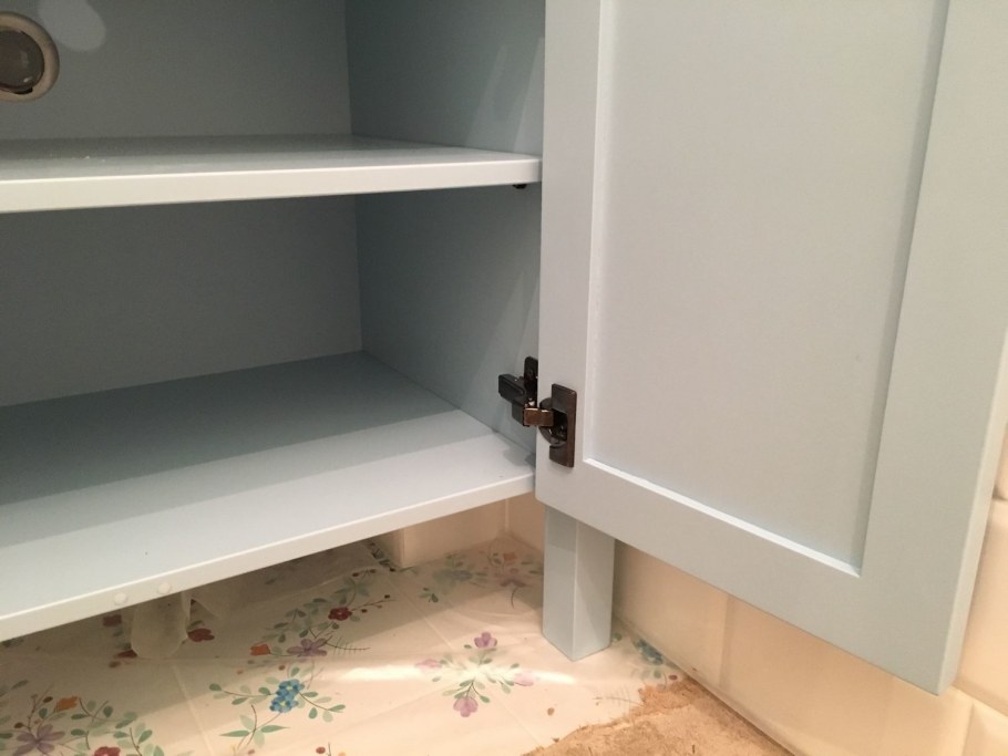 Маленькая тумбочка в ванную под раковину