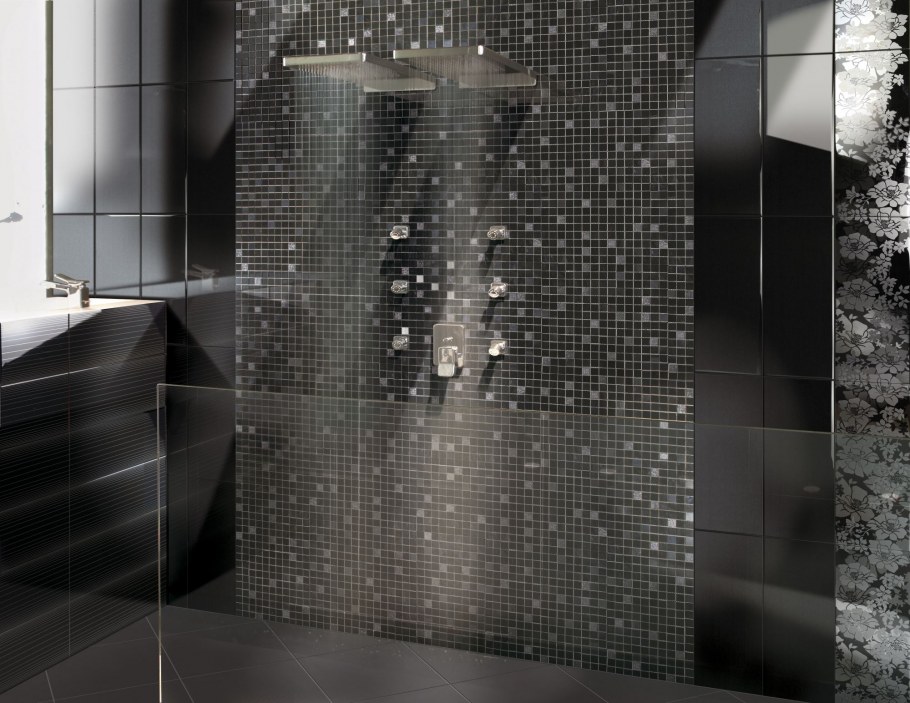 Черная мозаика в ванной