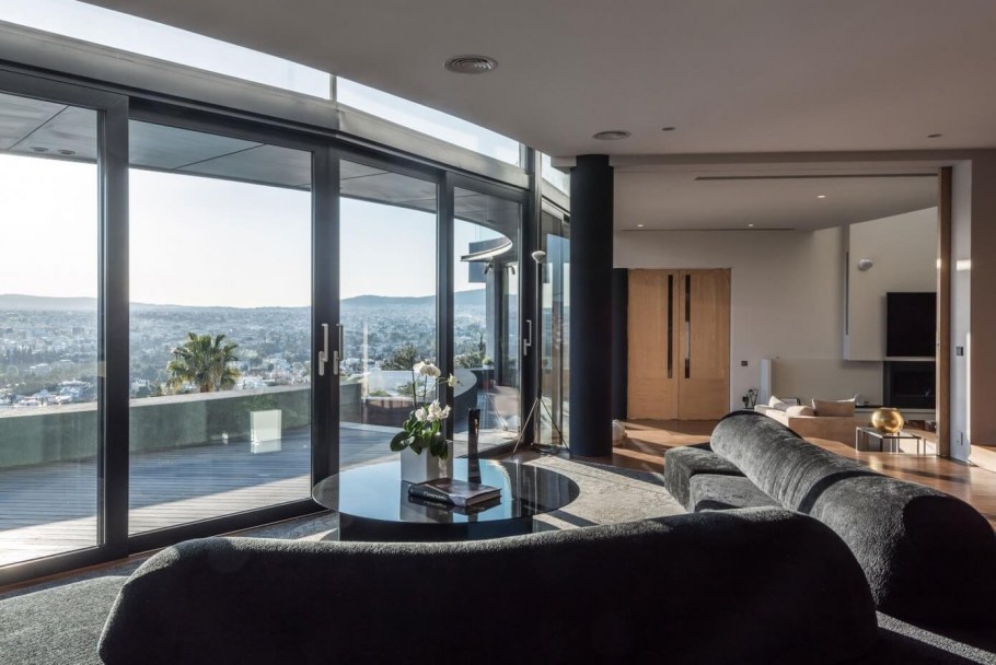 Круглая гостиная с панорамными окнами