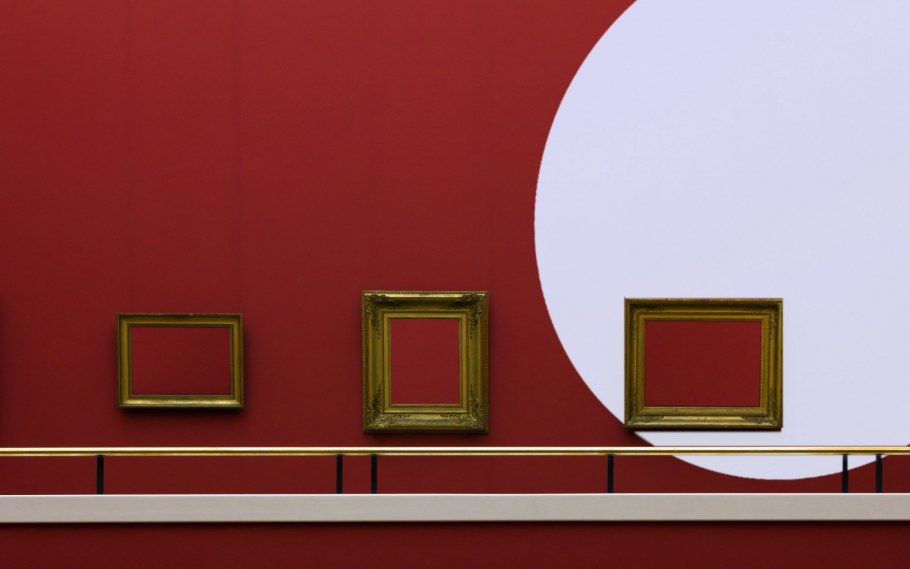 Музей с красными стенами