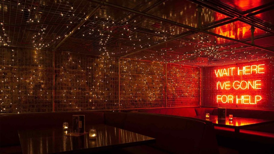 Бар красный неон