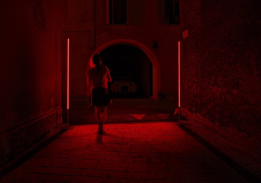 Красное освещение человек
