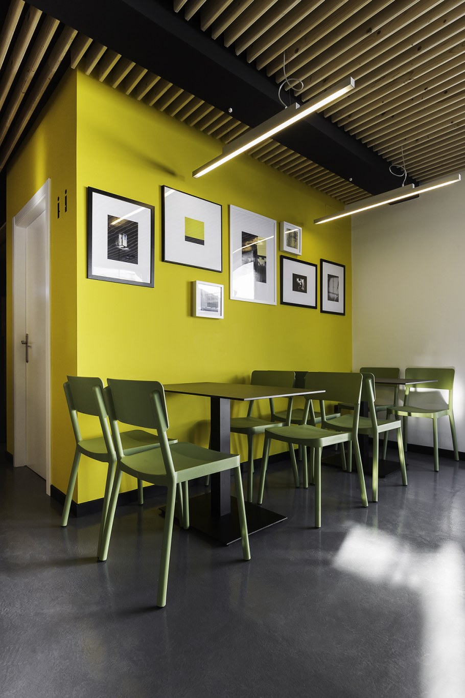 Яркий интерьер кафе