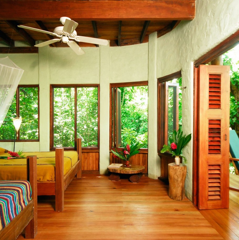 Отель из бунгало в лесу