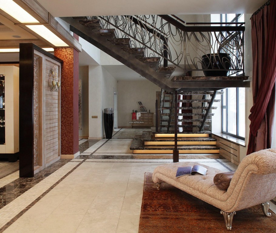 Холл в загородном доме в современном стиле