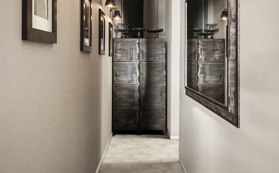 Керамогранит на стене в прихожей