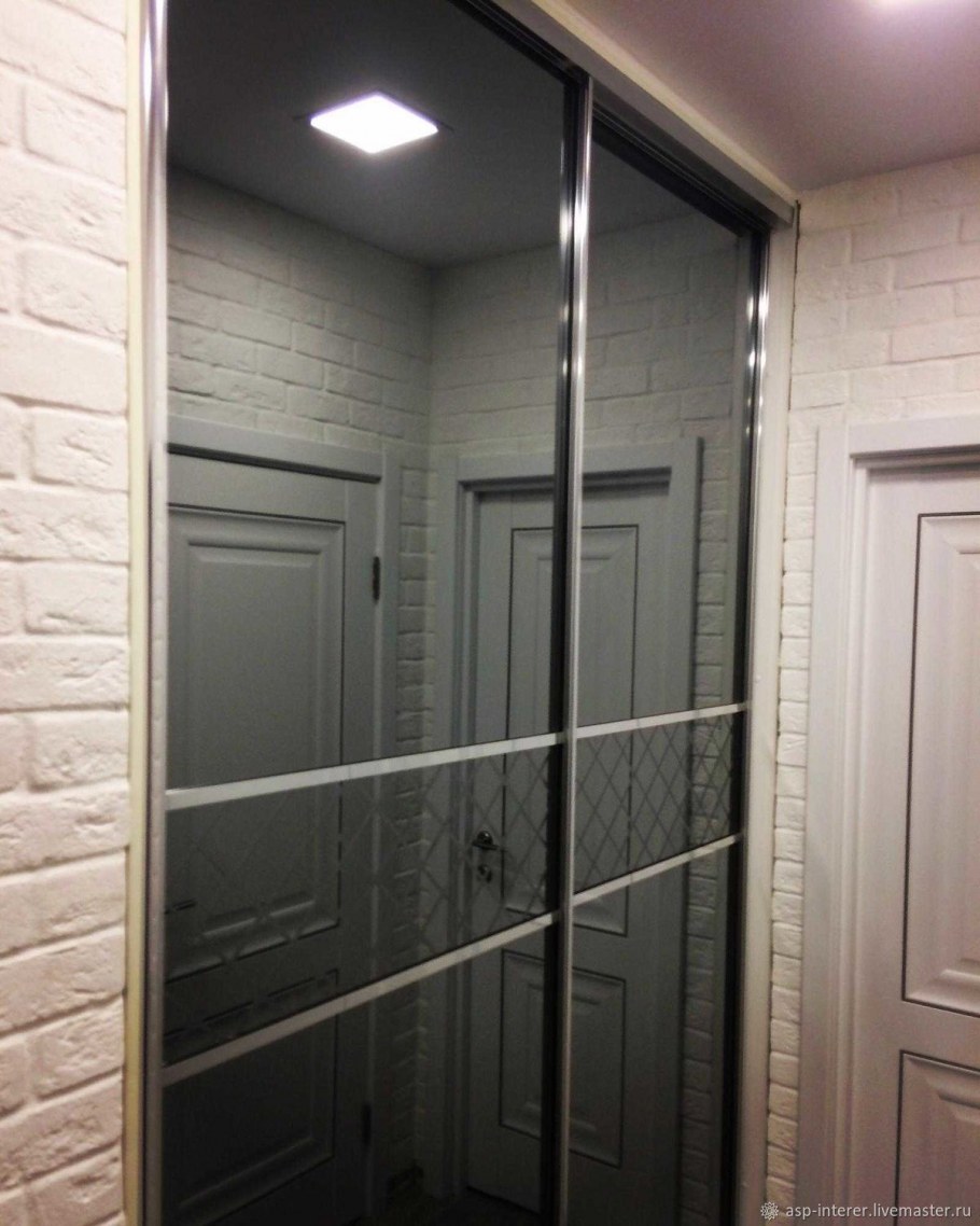 Двери купе с пескоструем на зеркале 3 двери