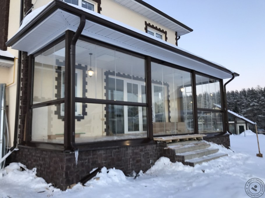 Крыльцо с панорамным остеклением
