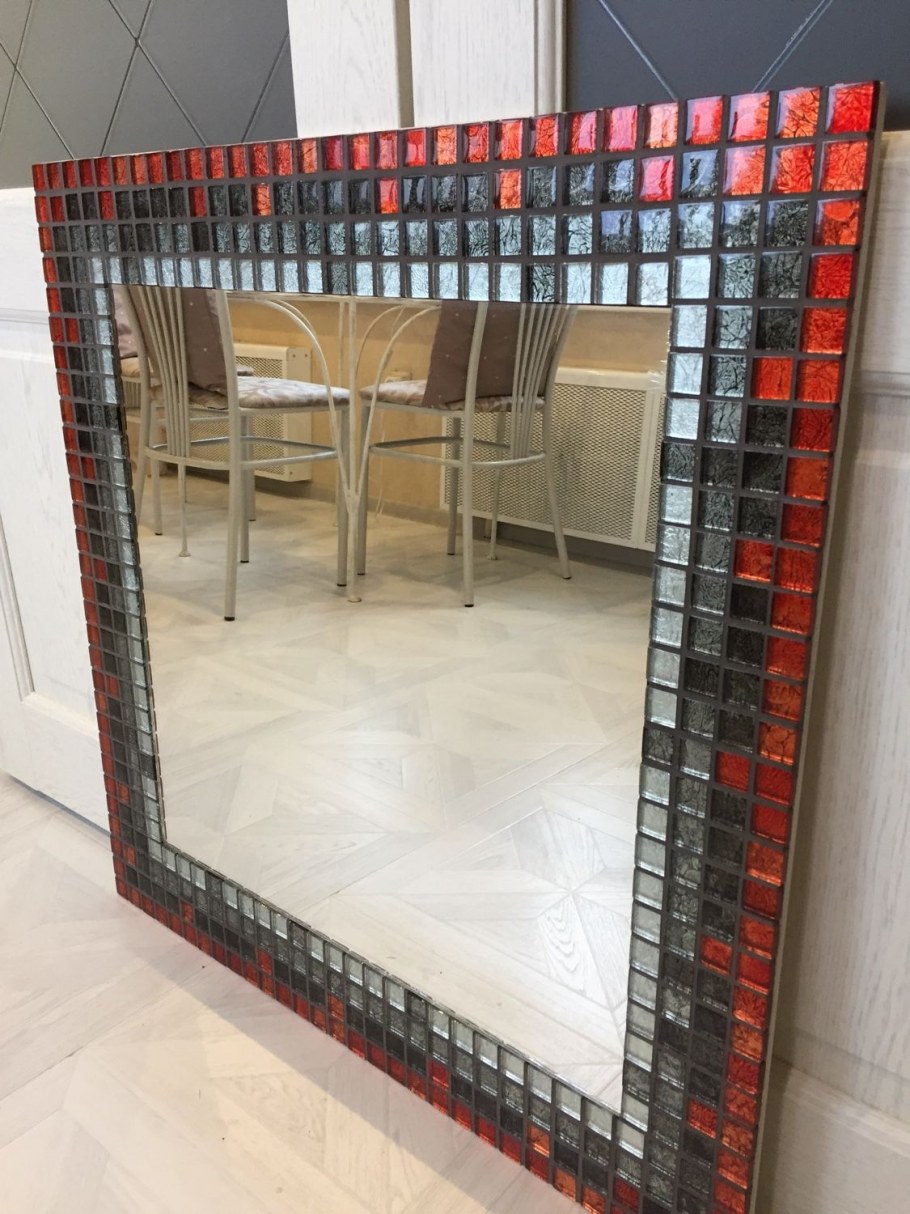 Зеркало в раме из мозаики