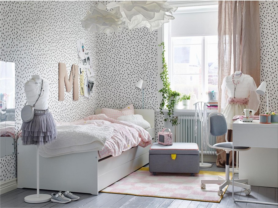 Комната для девочки в серо-розовых тонах