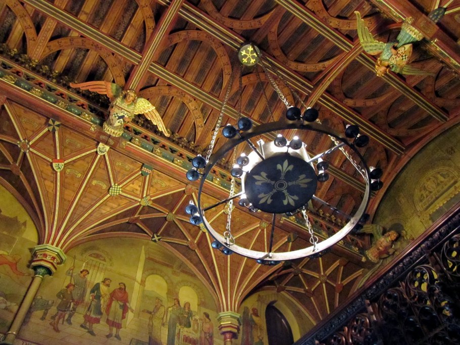 Романский стиль потолок