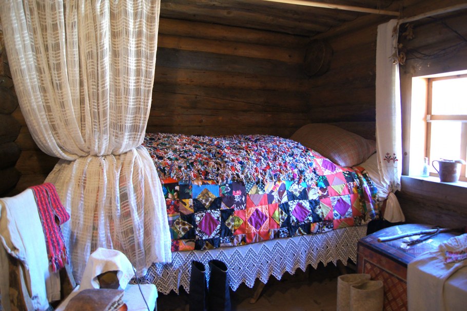 Кровать в деревенской избе