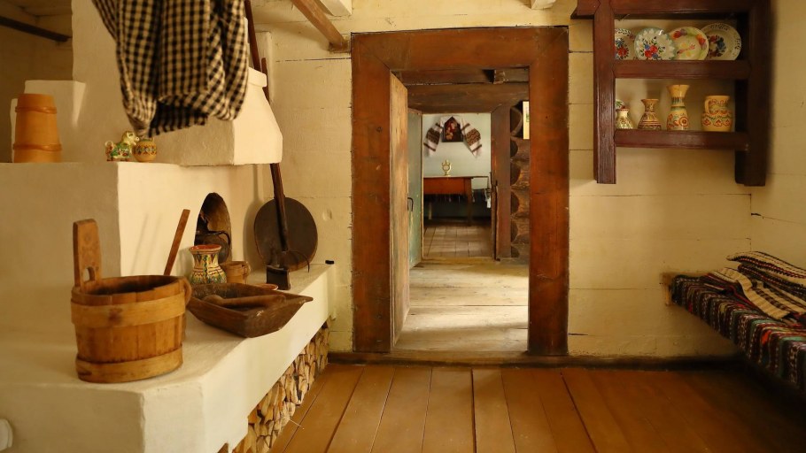 Деревенская хата внутри