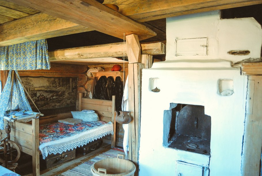 Русская печь и полати в избе